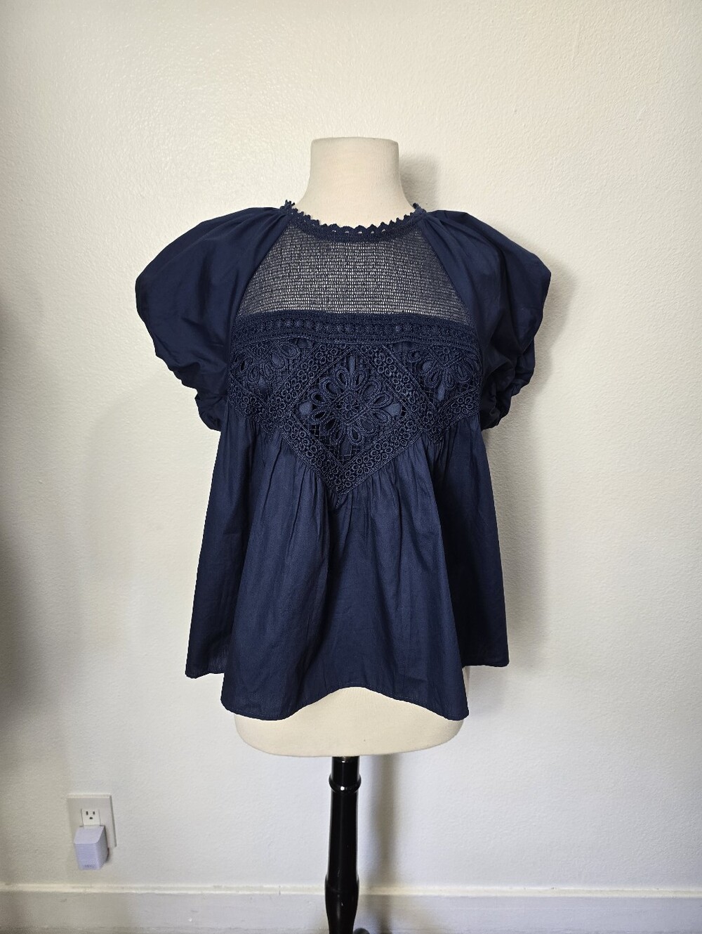 En Elly Puff-Sleeve Crochet BlouseEn Elly
